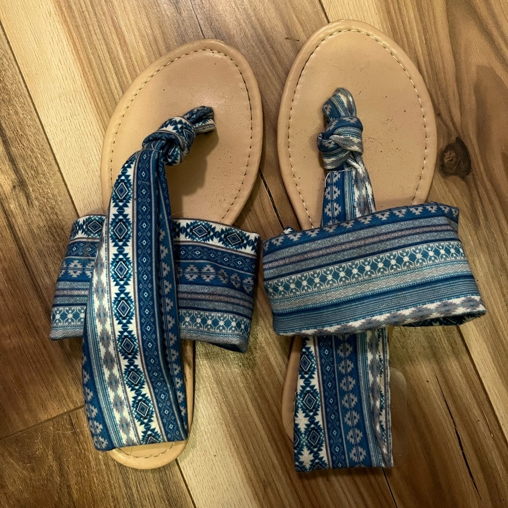 Comfy barely worn flip flops great condition